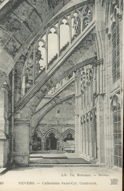 58 - cpa - NEVERS - Saint Cyr Cathedral - buttress