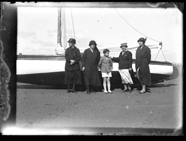 Portrait famille devant voilier plage -  ancien négatif photo verre 6,5 x 9 cm