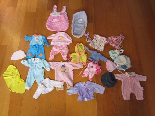 Lot de vêtements de poupée toutes tailles .