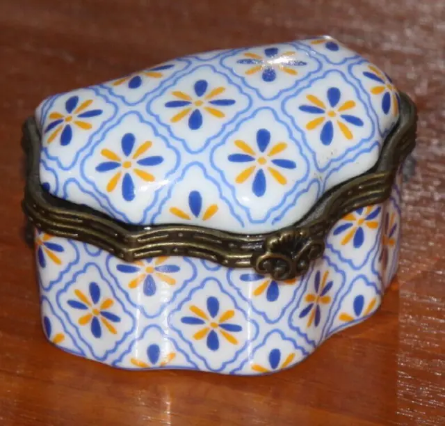 Boîte à pillules ancienne en porcelaine