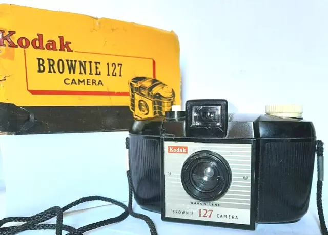 VINTAGE FILM CAMERA  1950's KODAK BROWNIE 127 OVAL - DAKON LENS - Working A1 OK