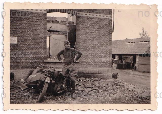 Foto WK2 Krad mit Beiwagen WH Soldat vor zertrümmerten Gebäude Motorrad  (A6)