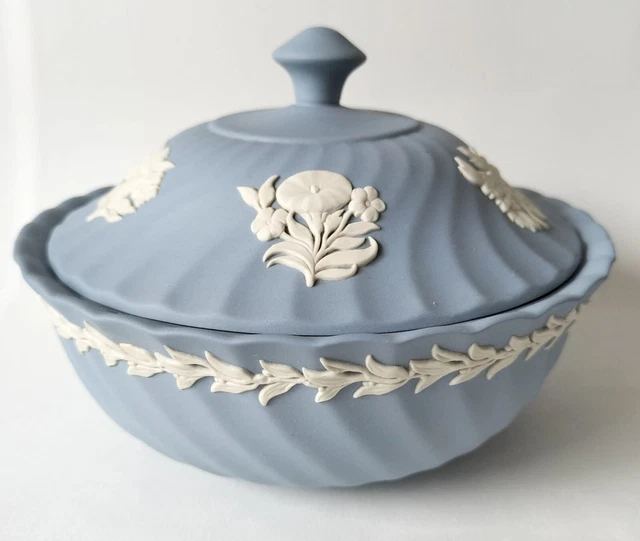 Wedgwood - Bleu Spirale Floral Cannelé Plat Et Couvercle