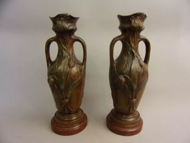 Paire de vases Art Nouveau en régule sur socle en bois signé