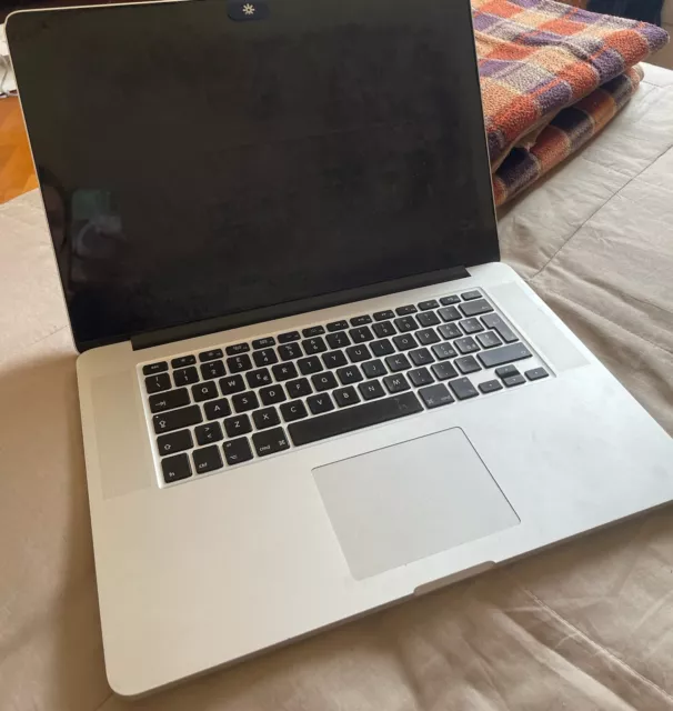 MacBook Pro (Retina, mid 2014,15 pollici) colore argento usato