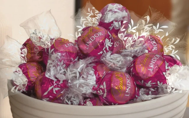 LINDT LINDOR CHEESECAKE RASPBERRY WHITE CHOCOLATE LIMITED BULK BAG ...