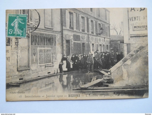 CPA "Innondations janvier 1910 - Bezons - L'attente du passage rue de l'église"