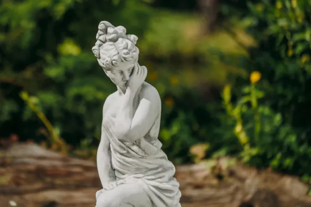 Massif Pierre Statue Printemps Femme Sur Podium En fonte de Résistant au Gel 3