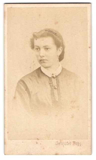 Fotografie Gebrüder Bopp, Innsbruck, Junge Dame in hochgeknöpftem Kleid mit Per