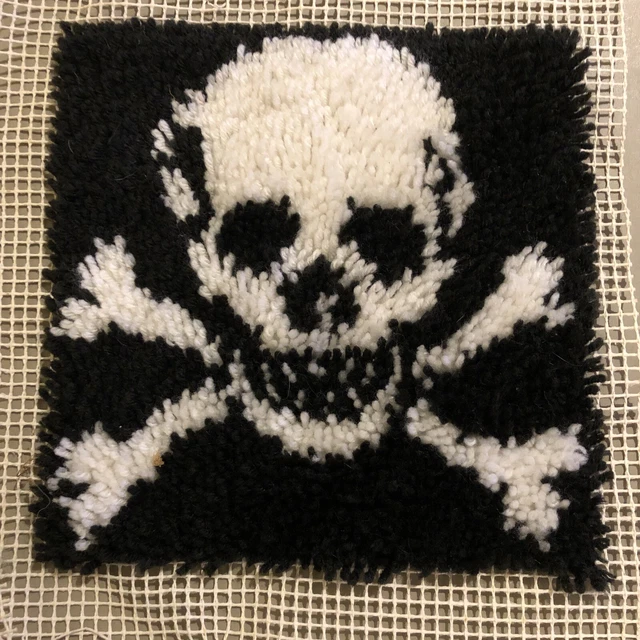 Alfombra de gancho de pestillo tibias cruzadas de calavera completada 12x12 borde inacabado hecha almohada