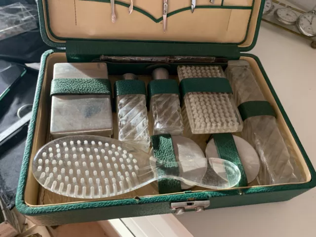 SET DA VIAGGIO spazzola, specchi, forbici, porta profumo custodia pelle,vintage 2