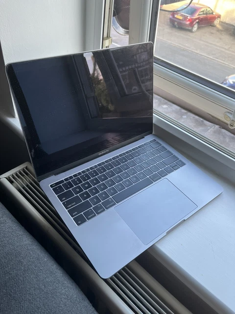 Apple MacBook Pro13.3" (128GB SSD, Intel Core i5 7th Gen) - SCREEN NOT WORKING