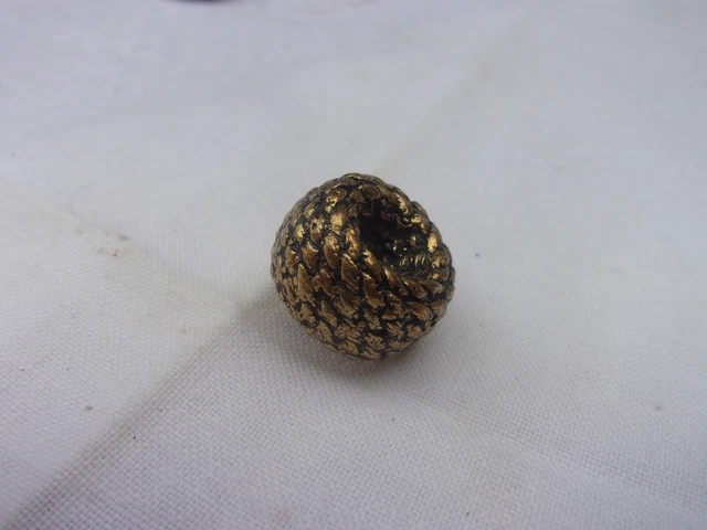 1 ancien bouton métal cuivre ciselé martelé  doré en forme de nid