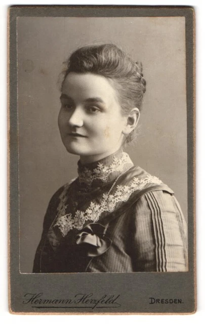 Fotografie Hermann Herzfeld, Dresden, junge Frau Martha Eberth im Kleid mit Bes