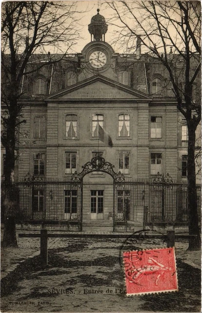 CPA Sevres Entree de l'Ecole (1313051)