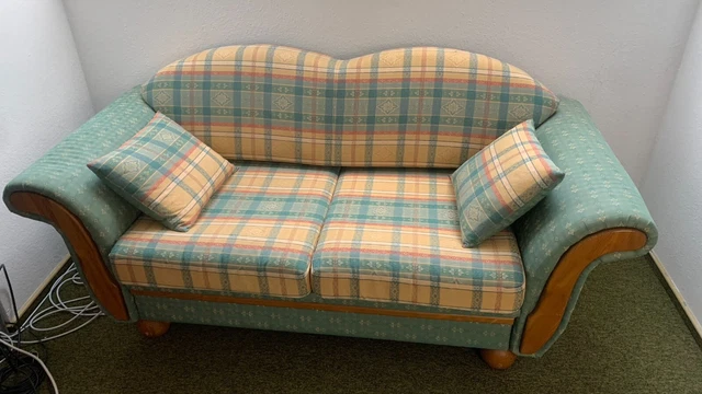 Sofa aus Massivholz mit zwei passenden Kissen (ausziehbar und als Bett nutzbar)