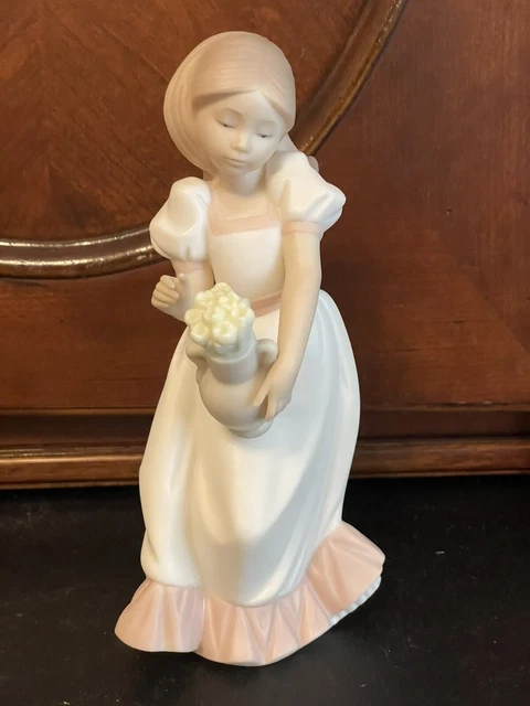 Daisa by Lladro "Golden Memories" Girl w Flowers Figurine Spain  1991  9" Tall