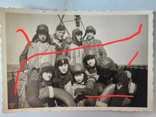 ORIG. FOTO 2 WK Kriegsmarine UJ 1207 UBoot Jäger Matrosen Ausrüstung