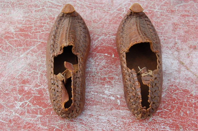 PAIRE DE CHAUSSURES ANCIENNES 16 cm - décoration - grande poupée - cuir---/B11/
