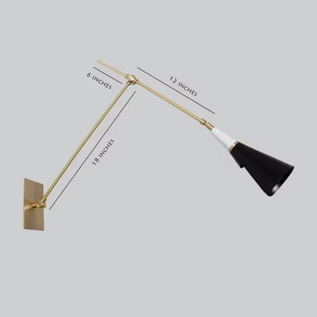 Une lampe en laiton éclairant par deux bras de lumière à décor de jeune