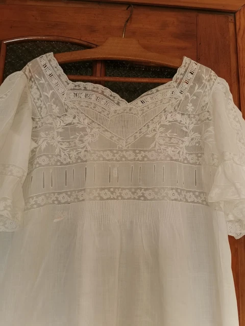 Ancienne chemise de nuit brodée, dentelle