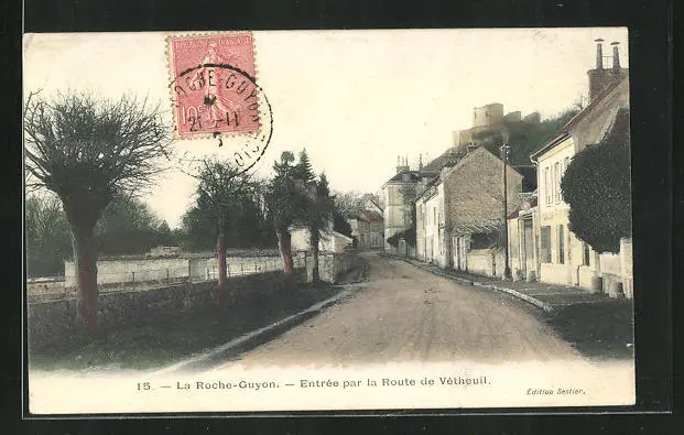 CPA La Roche-Guyon, Entrance by the Route de Vétheuil