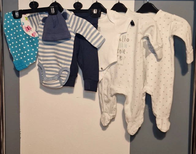Pacchetto vestiti bambini. Età 0-1 m. Usato.7 pezzi. Buone condizioni. H&M, Matalan
