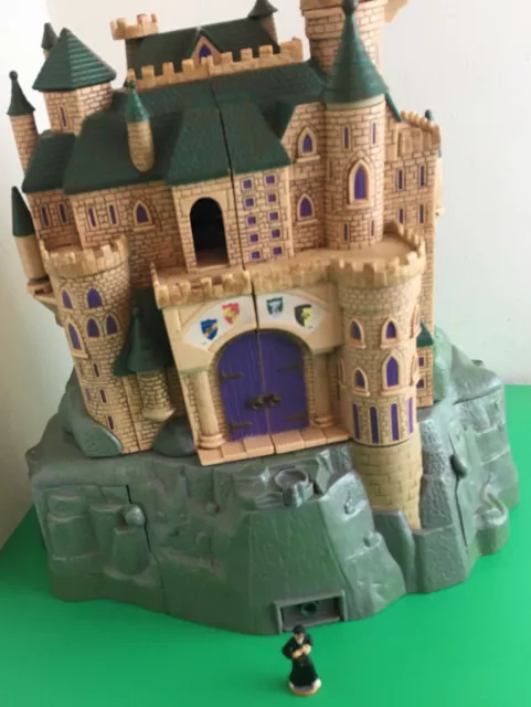 Harry Potter Polly Pocket Hogwarts Castle 2001 WB Playset  + 1 FIGURE Read Desc