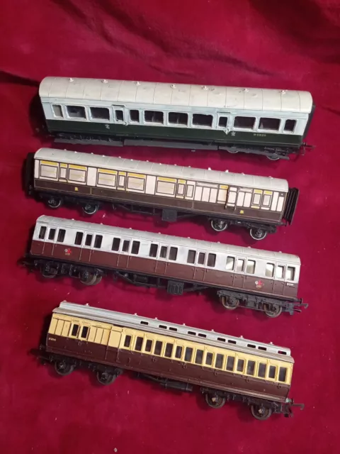 4 X  OO Gauge Coaches TRIANG