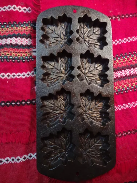 Vintage LODGE Maple Leaf Cast Iron Muffin Gem Cookie Pan 8MLP2, 12.5 x 5.5