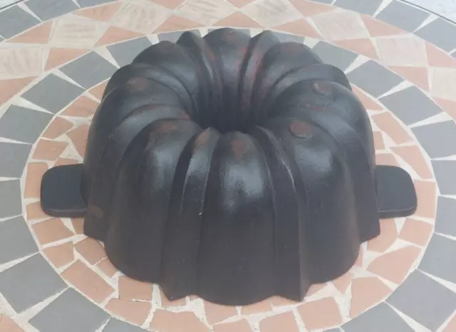 Vintage LODGE BUNDT PAN Cast Iron Rare Cornbread Cake Jello Mold