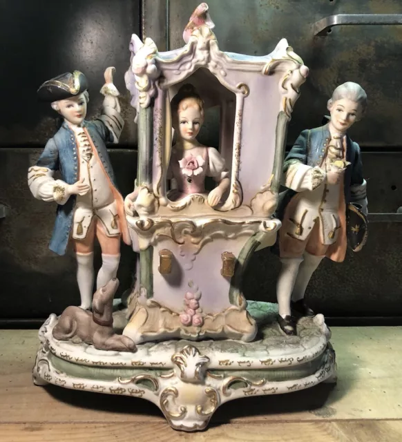 Statuette En Biscuit Groupe Polychrome jeune elegante dans son carrosse H 26,5