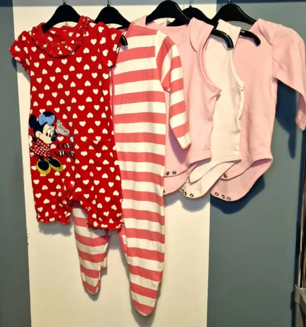 Pacchetto vestiti per bambine età 9-12 metri. Tuta da pigiama e body. Usato. Buone condizioni