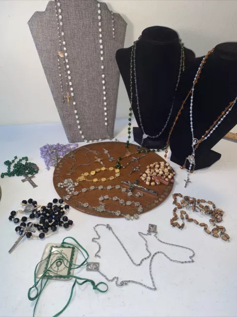 Lote de 20+ piezas vintage de rosario roto para reparación o piezas de cuentas de vidrio, crucifijos
