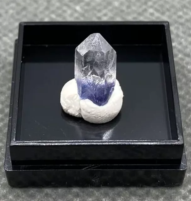 Quartz avec inclusions de Dumortierite. rare. 2,50 carats. Bahia, Brésil