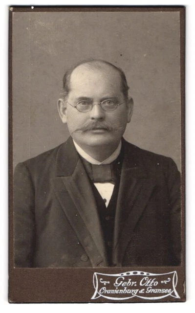 Fotografie Gebrüder Otto, Oranienburg, Elegant gekleideter Herr mit Nickelbrill