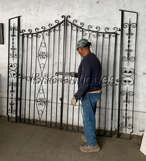 STUNNING NEW ORLEANS 1940s HAND WROUGHT IRON DECORATIVE GATE WITH SIDES. 8ft 2