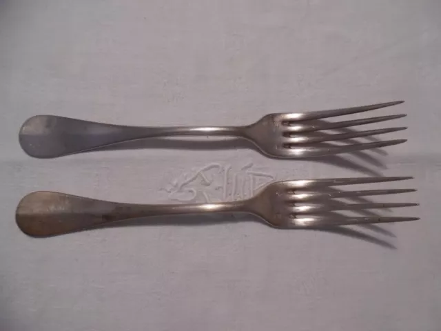 très belle paire de fourchettes métal argenté - 18,5 cm - 50g. pièce