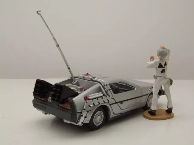 DeLorean Back to the Future Zurück in die Zukunft mit Doc Brown Figur 1:36 Corgi 2