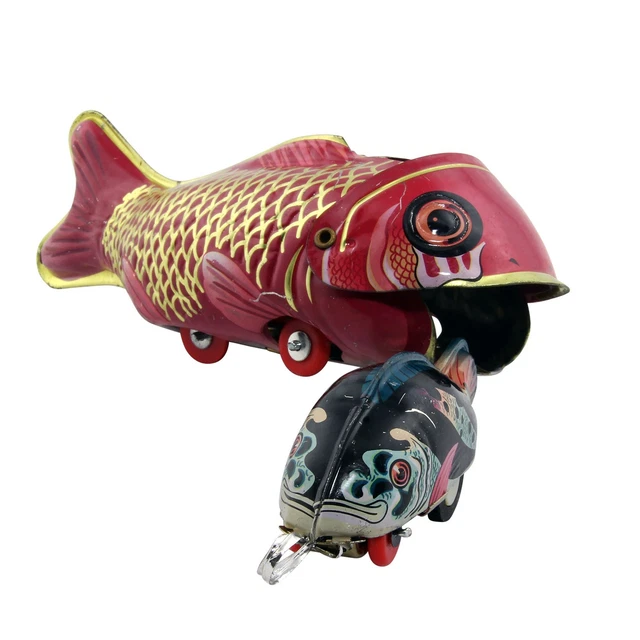 Jouet poisson mangeant du poisson en étain vintage à
