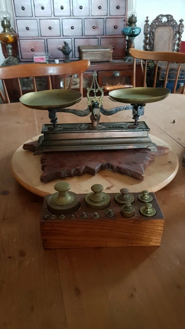 jouet ancien balance tôle ROBERVAL outil de pesage avec 3