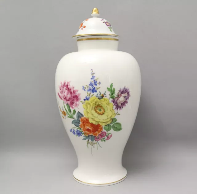 Grosse Meissen Deckelvase Blumenbukett mit Gold.(21-0319)