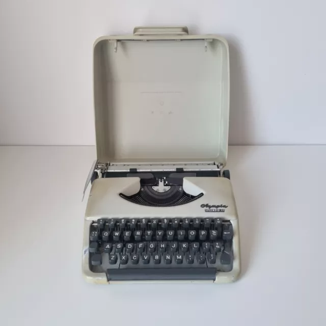 Vintage Olympia Splendid 33 Portable Typewriter Free Tracked Postage