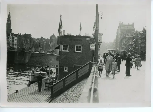 Meurisse, Pays-Bas, Amsterdam Un bateau à moteur  Vintage print Tirage argenti