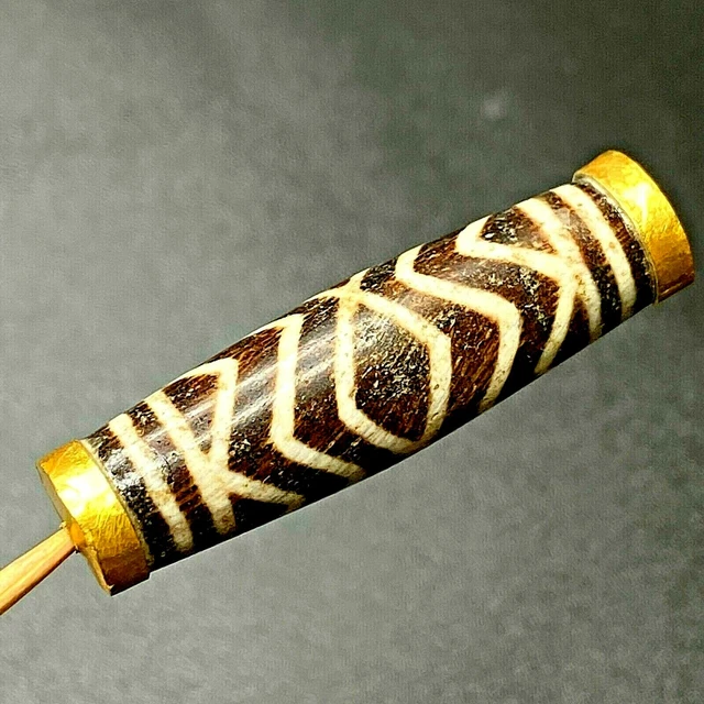 Ancient Pyu Dynasty Old Black,White Zig Zag Etched Agate Bead With Gold Cover #W
