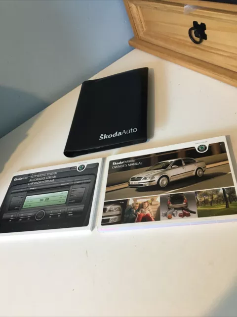 04-09  SKODA OCTAVIA OWNERS HANDBOOK MANUAL PACK AND WALLET Print 2005 Ref2304