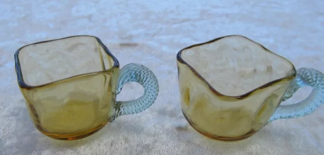 Lot de deux verres à liqueur Georges Sand forme chope anse torsadé ocre bleu