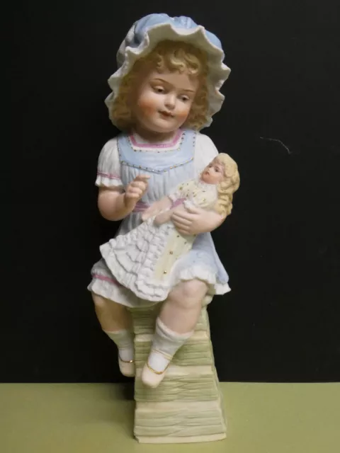 Poupée ancienne: Superbe statuette "Petite fille et sa poupée" 30 cm .