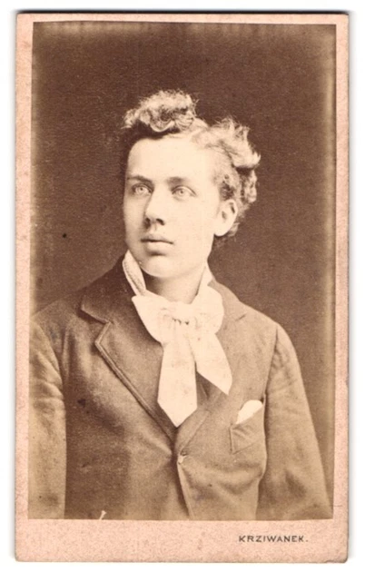 Fotografie Krziwanek, Wien, Hofstallstr. 5, Jüngling mit schönen großen Augen