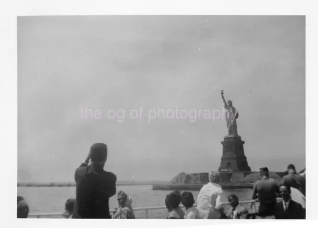 STATUE OF LIBERTY Vintage FOUND PHOTO b+w Snapshot NEW YORK 39 LA 91 V